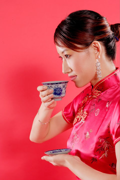 喝茶的商务女人