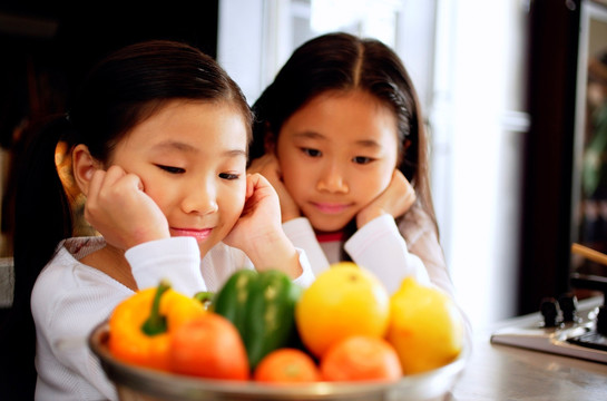 孩子盯着一碗蔬菜
