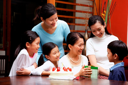 一家人为奶奶过生日