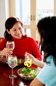 女人坐在咖啡馆吃午饭