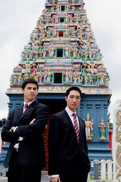站在寺庙前额两名商人