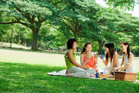 年轻女子在公园野餐