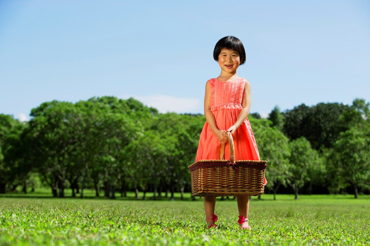 女孩站在公园里