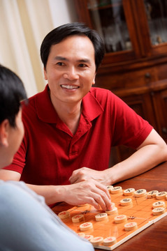 父子玩棋盘游戏