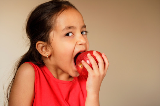小女孩咬苹果
