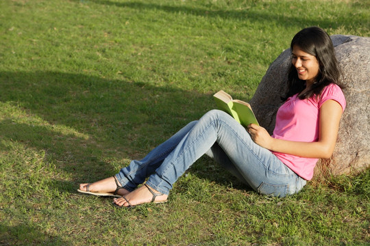 少女在公园看书