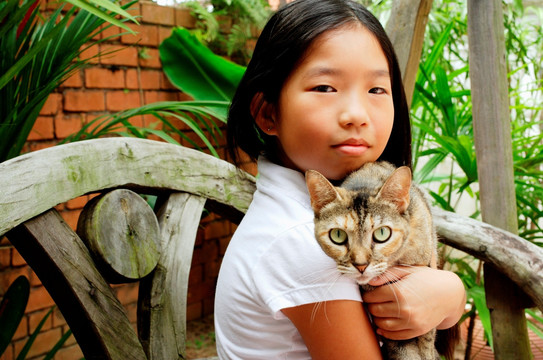 女孩抱着猫