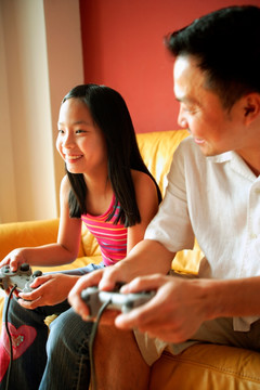 爸爸和女儿玩电子游戏
