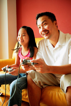 爸爸和女儿玩电子游戏
