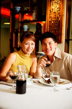 夫妇在中国餐馆