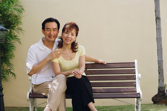 成熟夫妇坐在长椅上