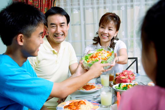 母亲把食物传给家人