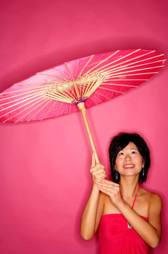 拿着粉红伞的女人