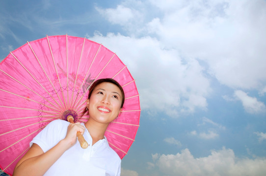 年轻女子与粉红色的雨伞