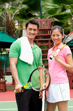 男人和女人站在网球场