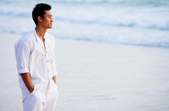 男人站在沙滩上