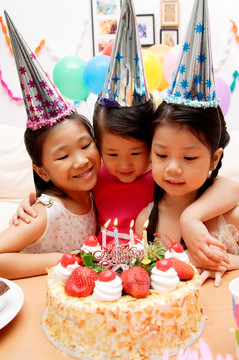 三个女孩庆祝生日