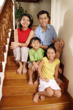 家庭坐在楼梯上