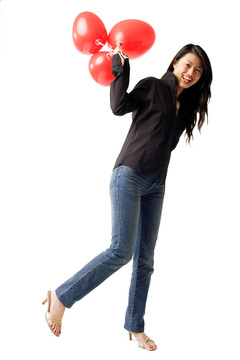 女子抓着红色气球