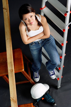 年轻女子坐在梯子上
