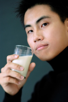 年轻男子抱着一杯牛奶