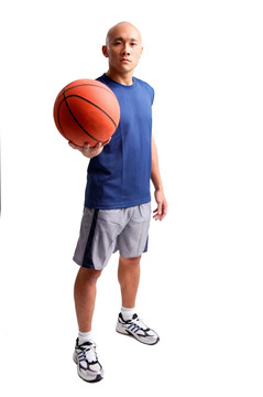 年轻人站着拿着篮球