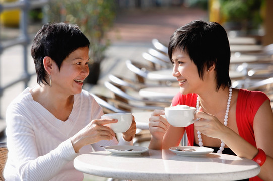 两个女人在咖啡馆喝一杯