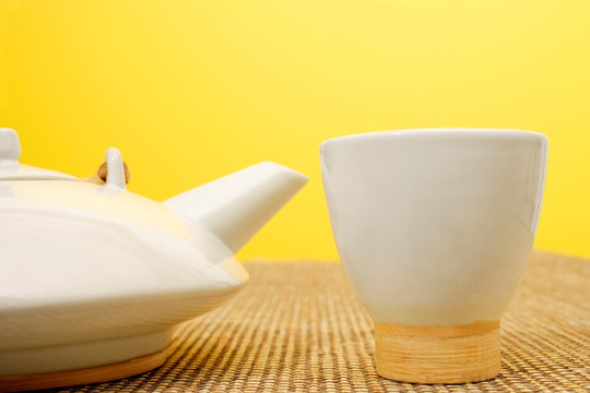 静物与中国茶杯和茶壶