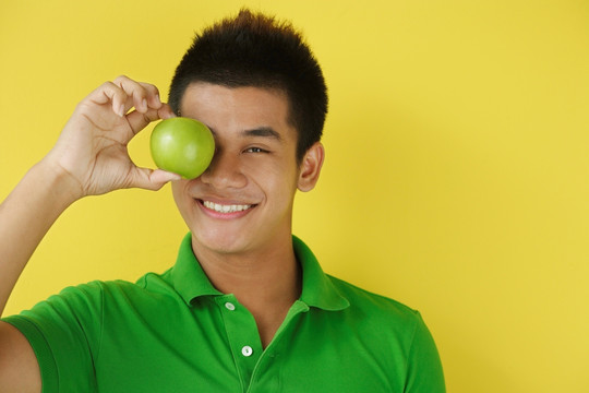 男子抱着绿色苹果