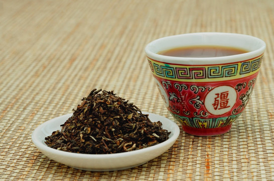 茶叶对板与中国茶杯