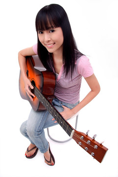 年轻女子与吉他