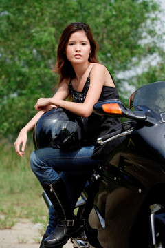 骑摩托车的年轻女子