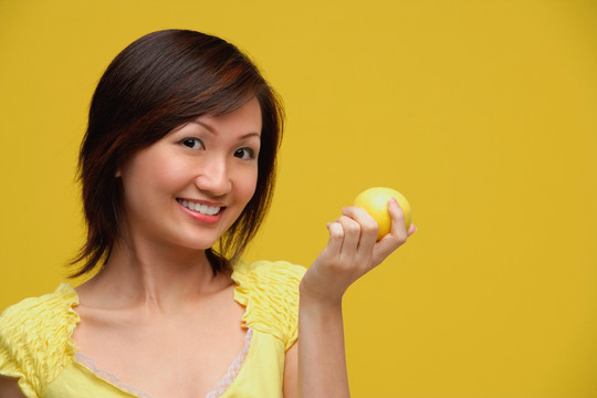 年轻女子抱着柠檬