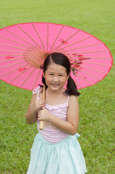 女孩使用粉红色传统中国纸伞