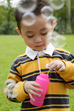 男孩用泡泡棒