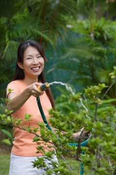 女人在花园浇水