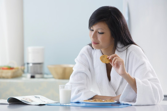 女人在厨房里穿着浴袍