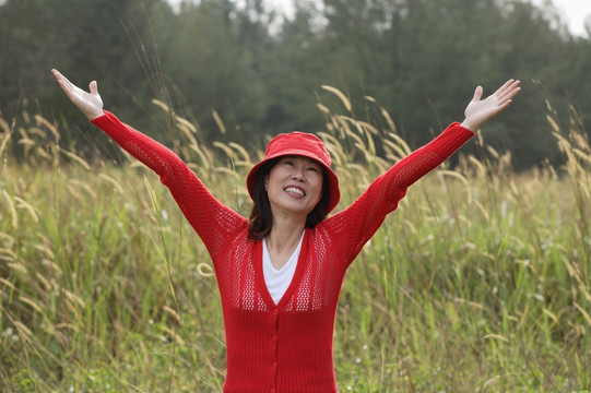 女人站在高高的草丛中