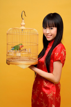 年轻的女人抱着鹦鹉
