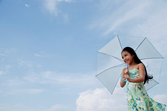 抱着蓝色雨伞的年轻女孩