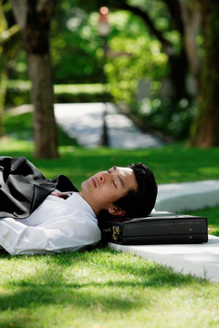 一个人躺在公园里休息