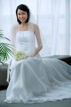 一个穿着白色婚纱的新娘