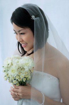 新娘抱着一束花微笑