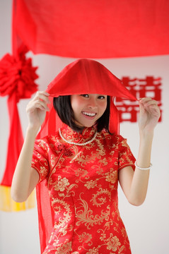 新娘穿着红色丝绸连衣裙