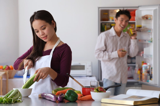 年轻夫妇在厨房做饭