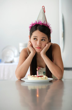 年轻的女人生日蛋糕