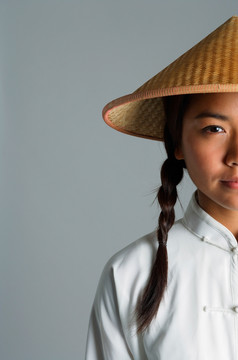 年轻女子穿中国传统服装