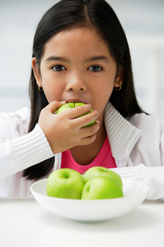女孩吃青苹果