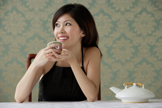 年輕的女人拿著茶杯