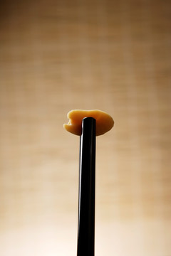 筷子拿着花生特写